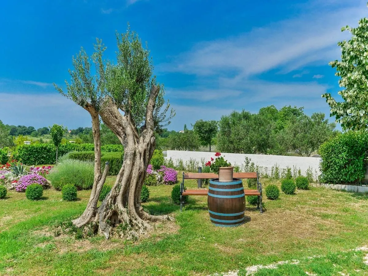 Modern Holiday Home In Pristeg With Pool Κροατία